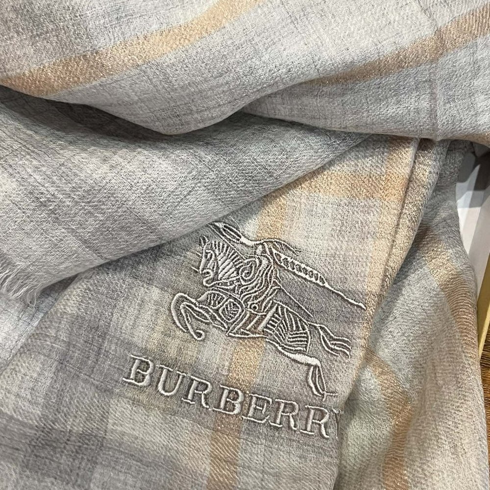 Burberry cashmere scarf - Picture 9 of 9